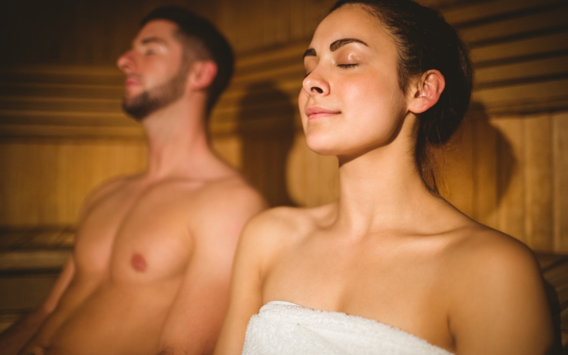 Paar entspannt und atmet tief ein in der Sauna