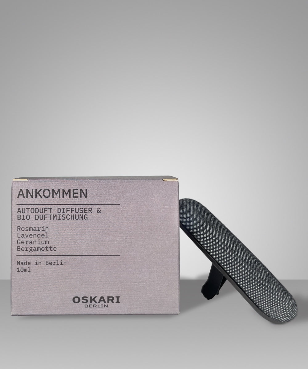 Autoduft Diffuser aus grauem Aluminium lehnt an der modernen grauen Schachtel von Oskari