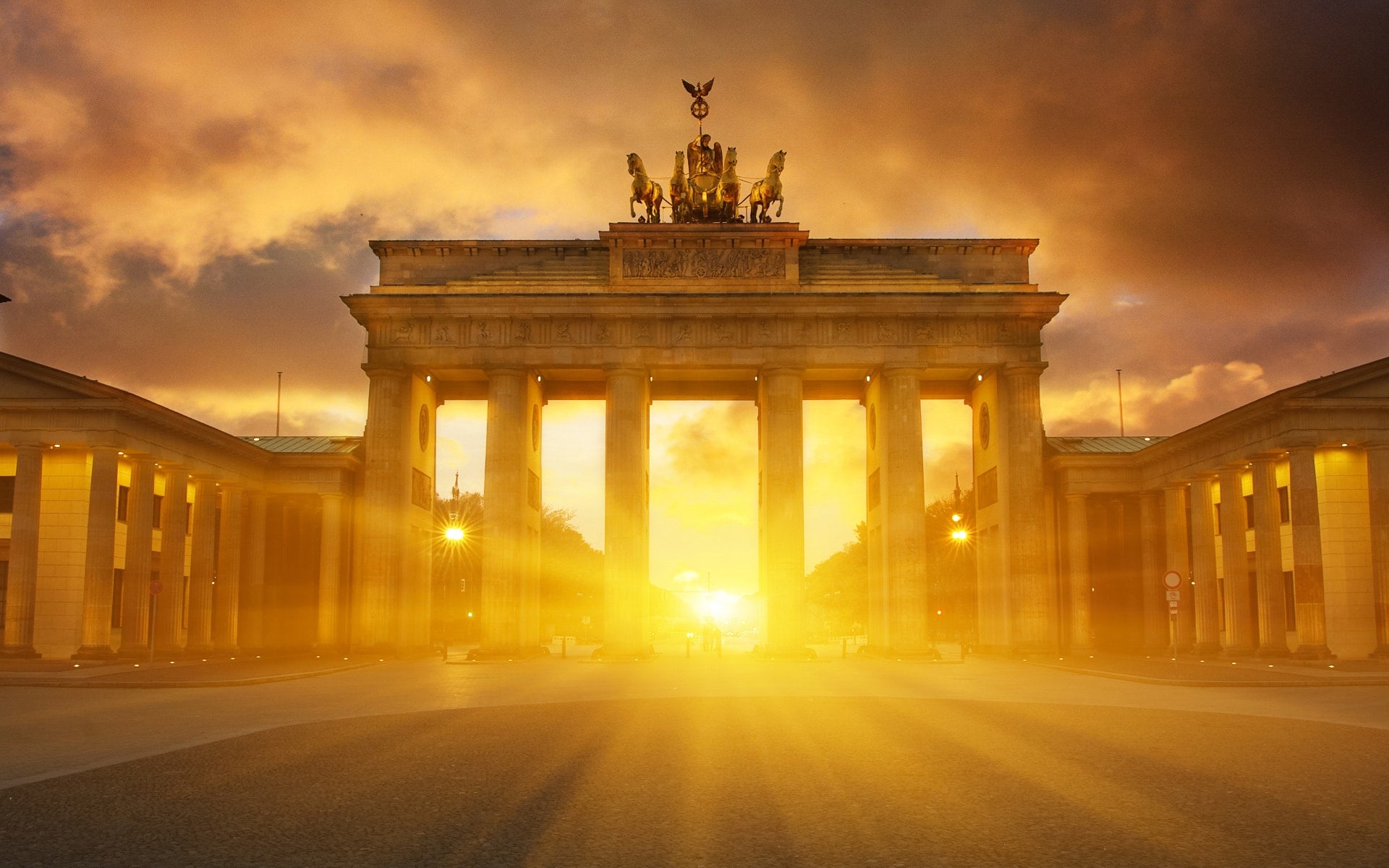 Das Berliner Brandenburger Tor in gleißendem Sonnenlicht bei Sonnenuntergang