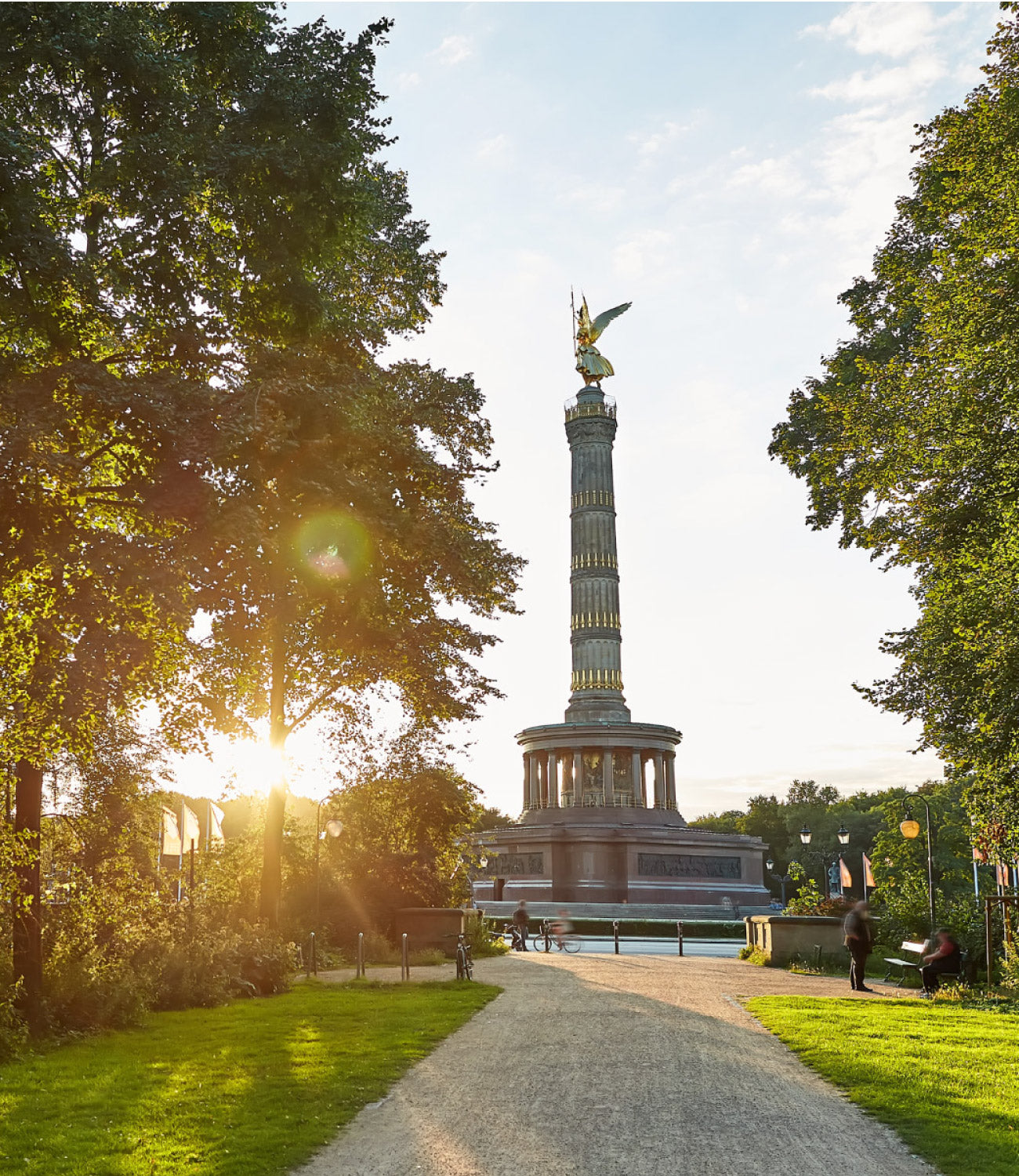 Die Berliner Siegessäule bei Sonnenuntergang und schönem Wetter