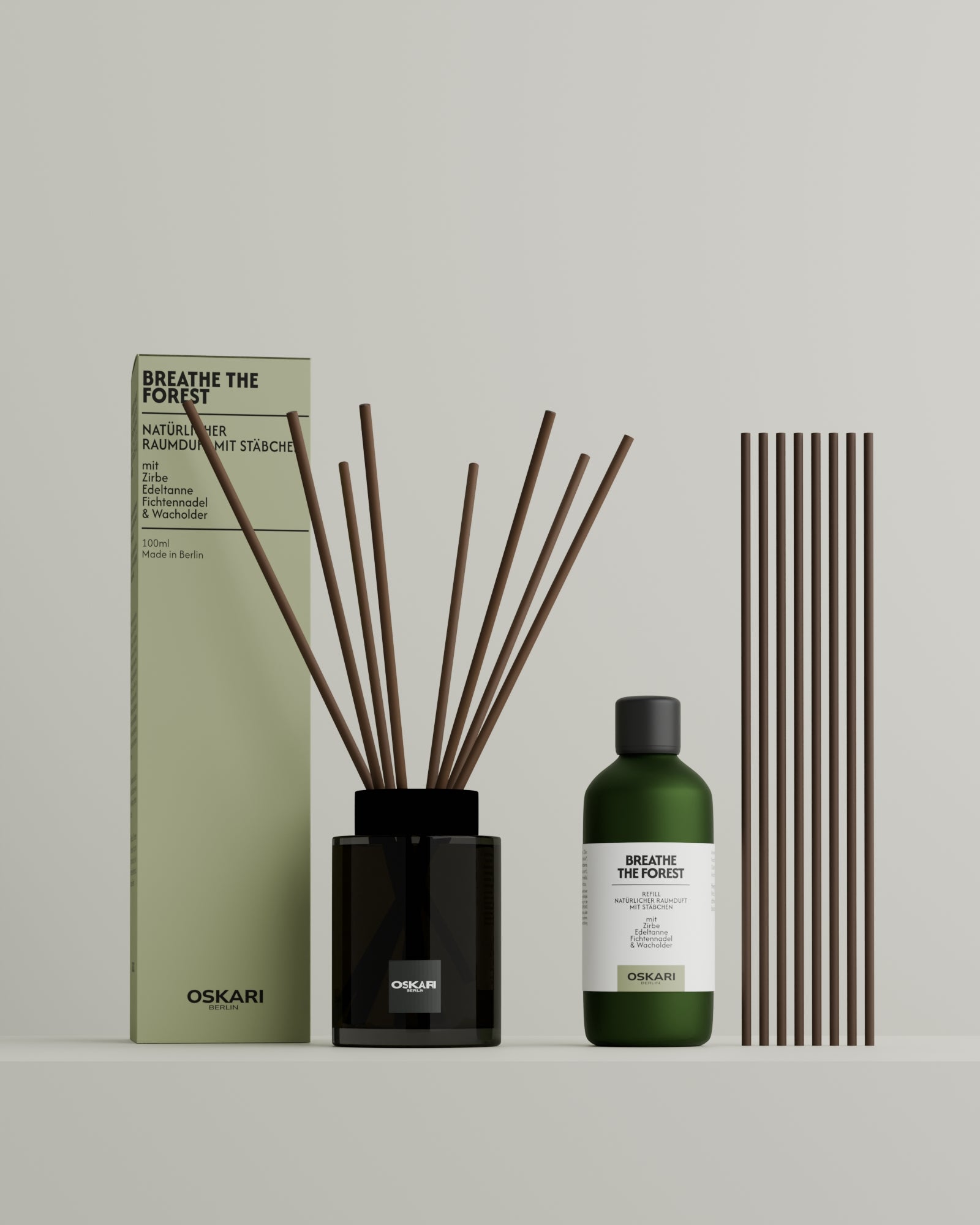 Oskari Raumduft mit Stäbchen Breathe the Forest mit Nachfüllset vor hellem Hintergrund mit grüner Schachtel