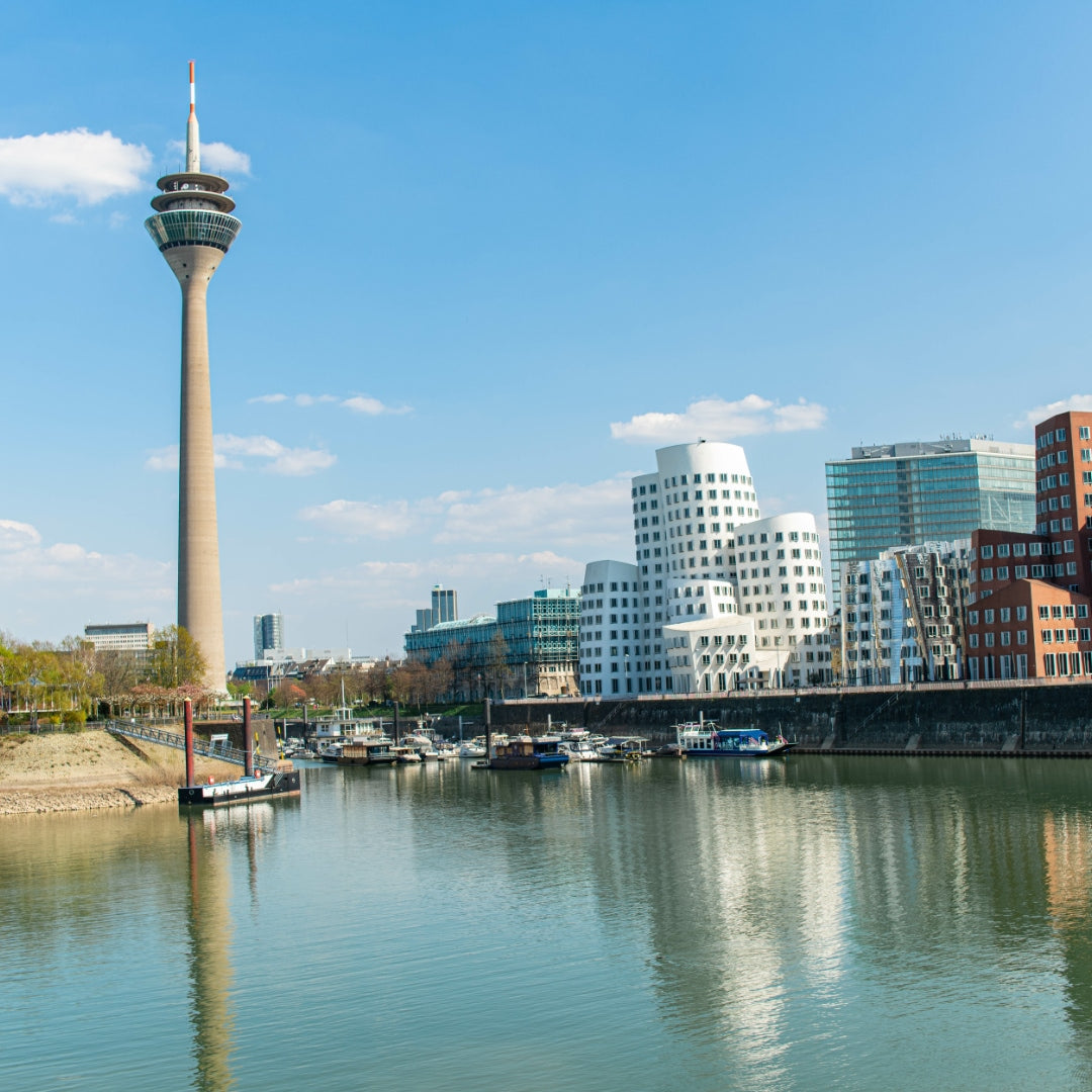 Düsseldorfer Skyline mit Fernsehturm und Rhein im Vordergrund