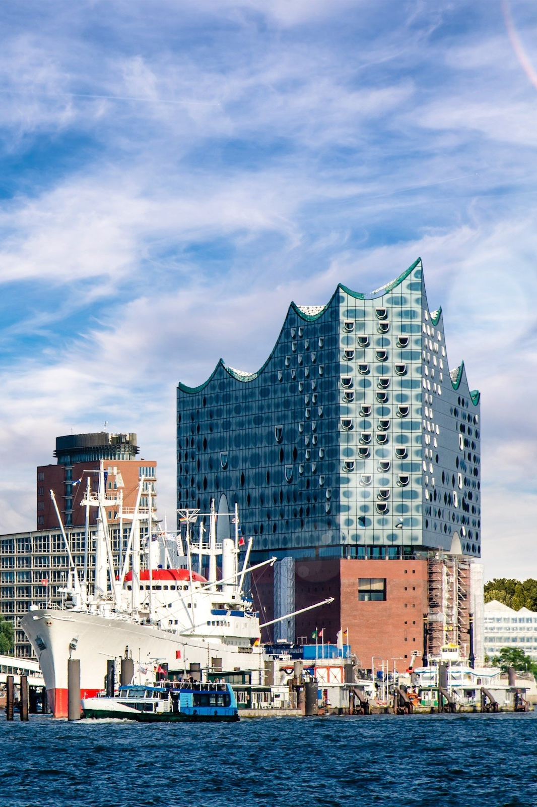 Das Openrnhaus in Hamburg vor dem Schiff Cap Arcona