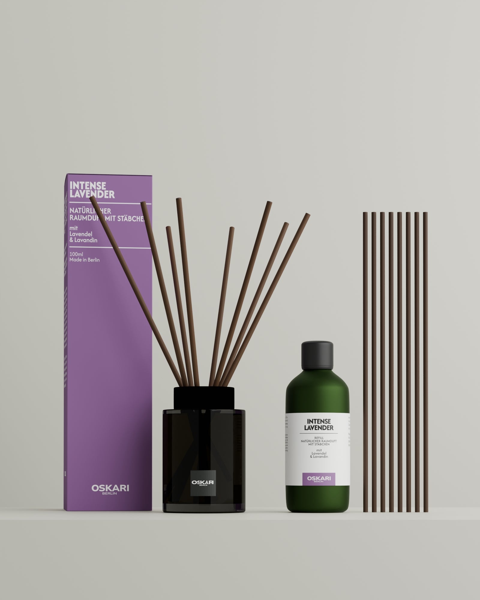 Oskari Raumduft mit Stäbchen Intense Lavender mit Nschfüllset und Duftstäbcgen aus Papier vor hellem Hintergrund mit lavendelfarbener Schachtel