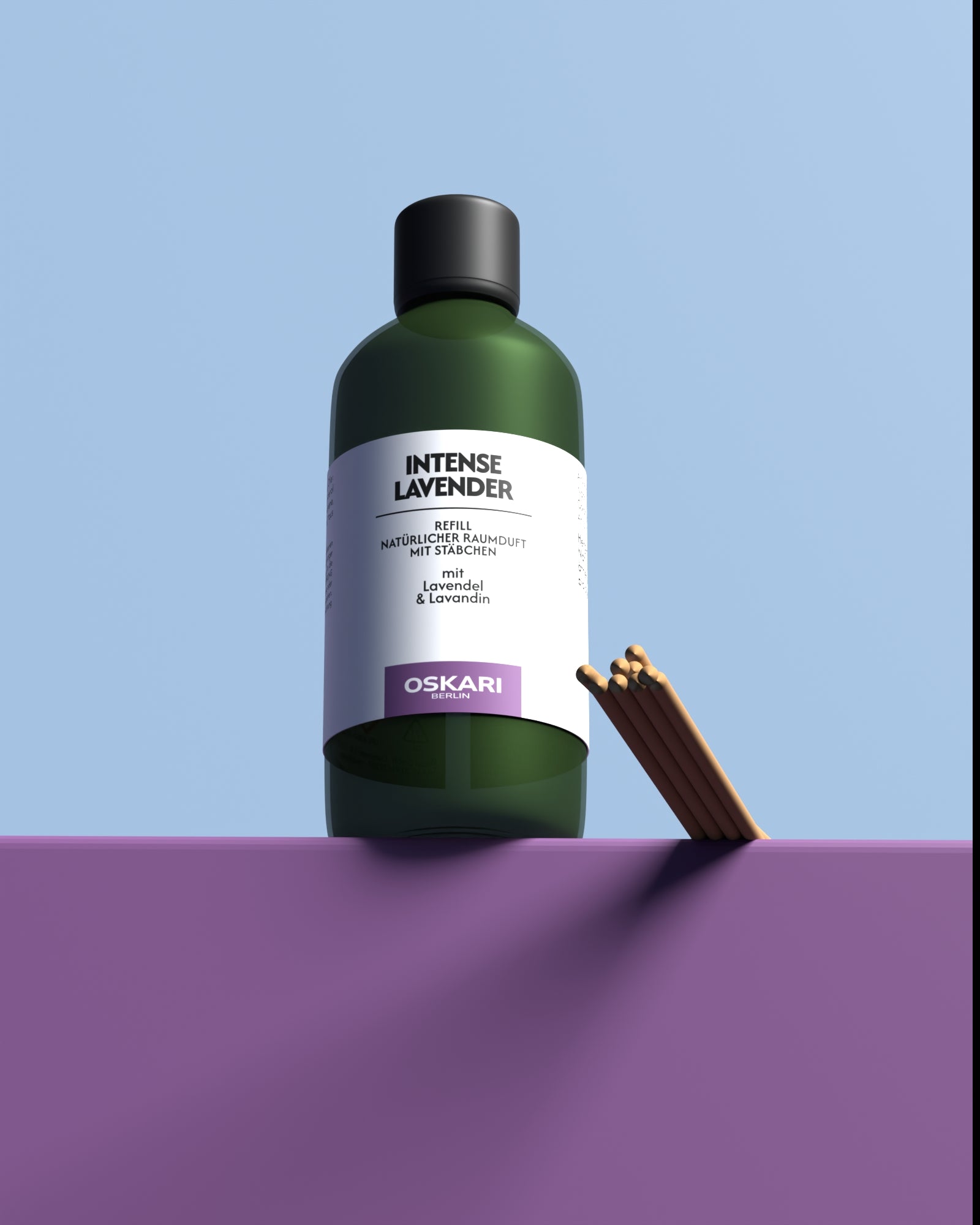 Nachfüllflasche und Duftstäbchen von Oskari mit dem Duft Intense Lavender vor einem bunten Hintergrund