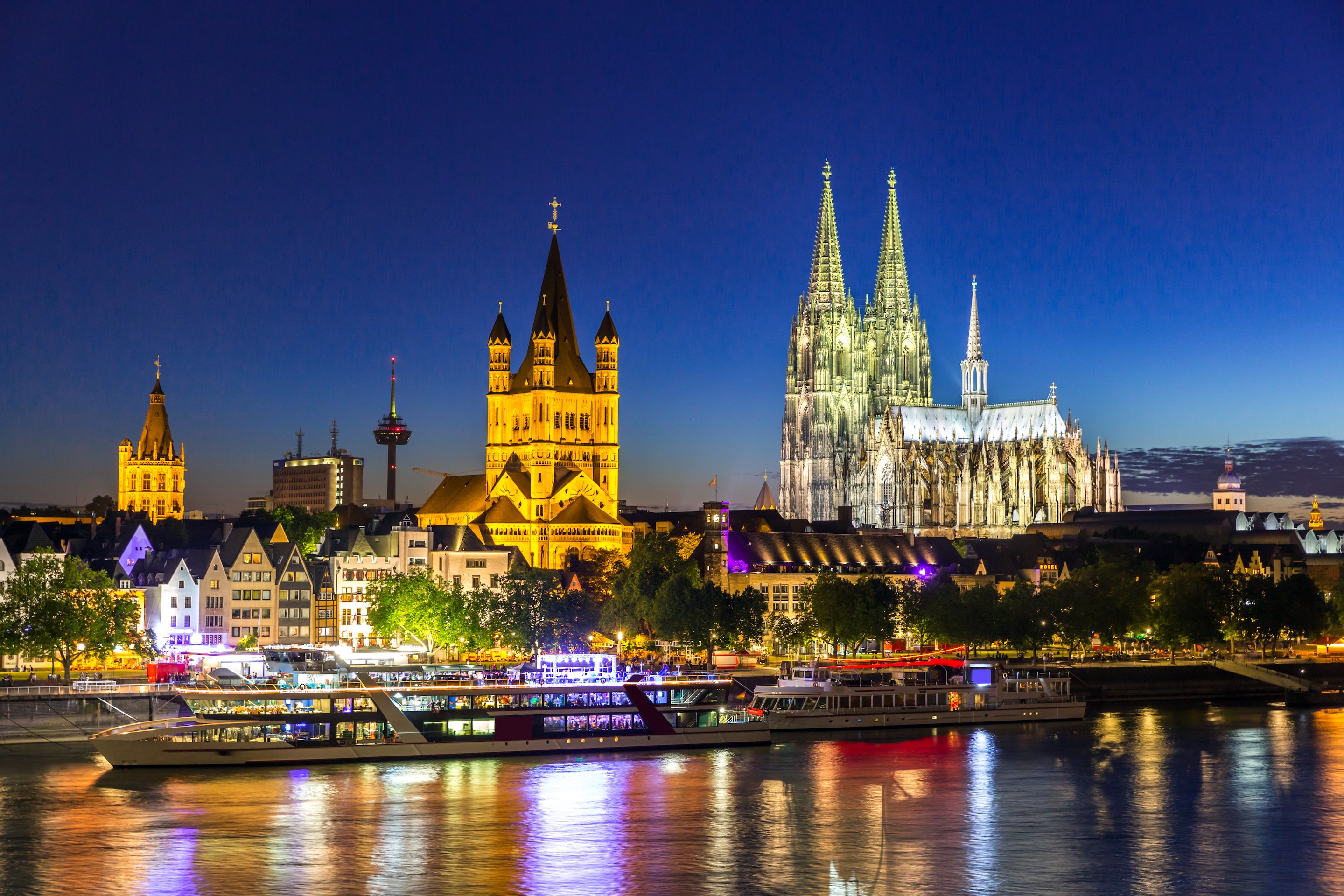Der hell beleuchtet Kölner Dom bei Nacht