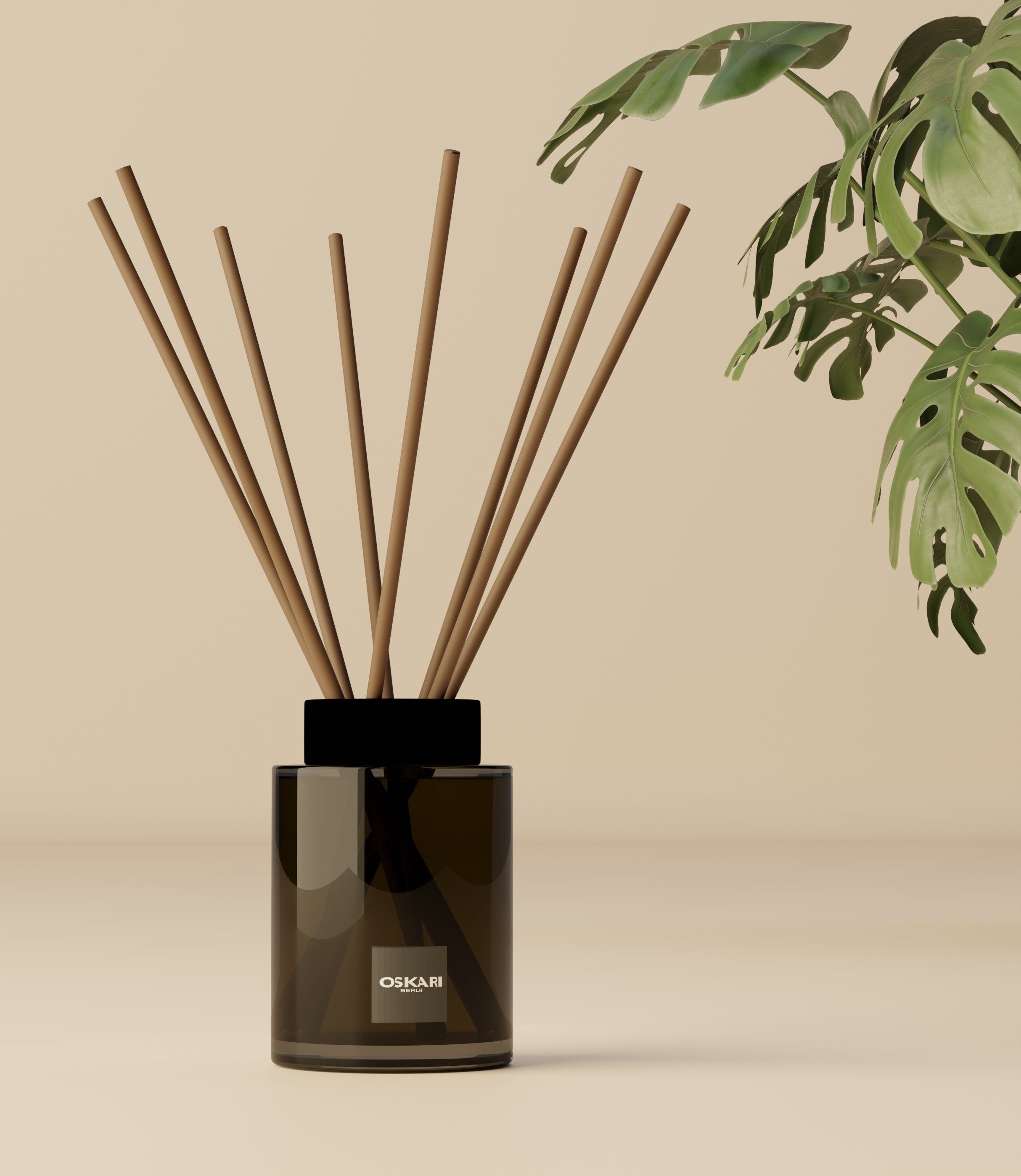 Der Oskari Raumduft mit Stäbchen vor hellem Hintergrund mit 8 Duftstäbchen aus Papier