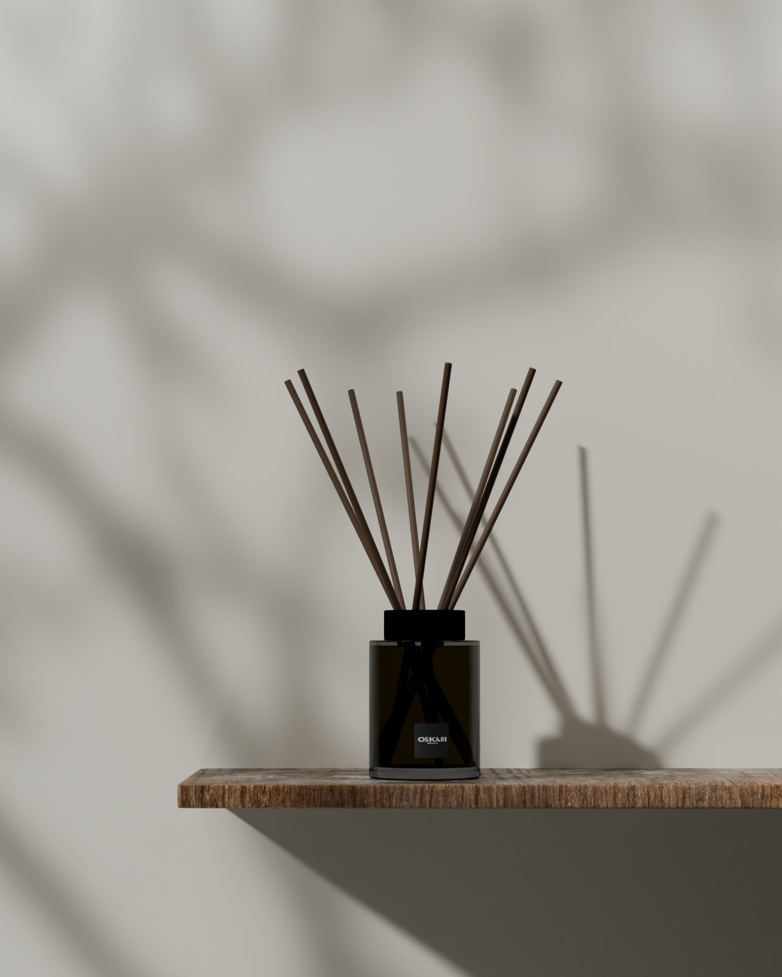 Der neue Oskari Raumduft mit Stäbchen Flakon und Duftstäbchen aus Papier auf einem hölzernen Regal