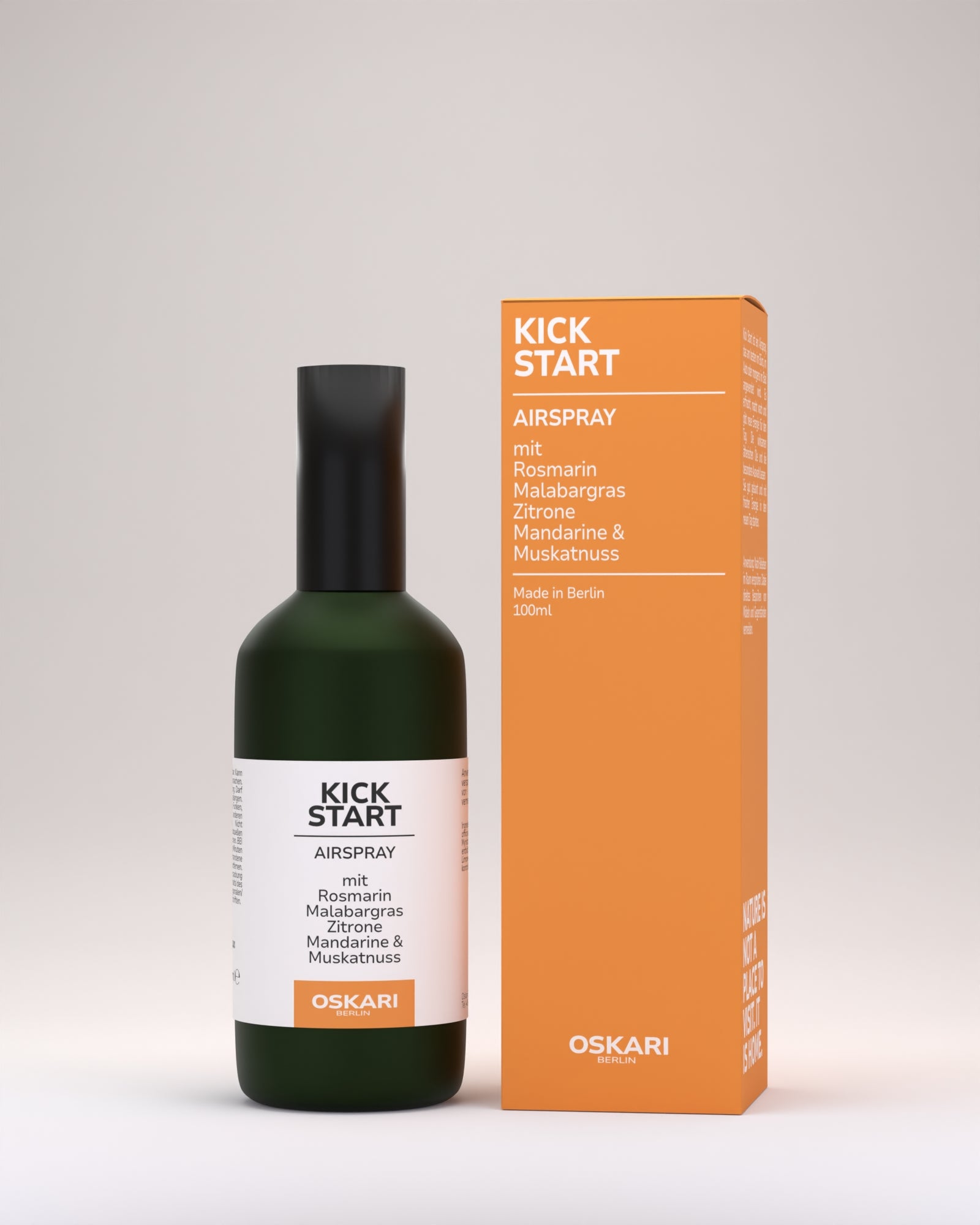 Kick Star Airspray von Oskari in grüner Sprühflasche stehend neben der Schachtel in orangener Farbe