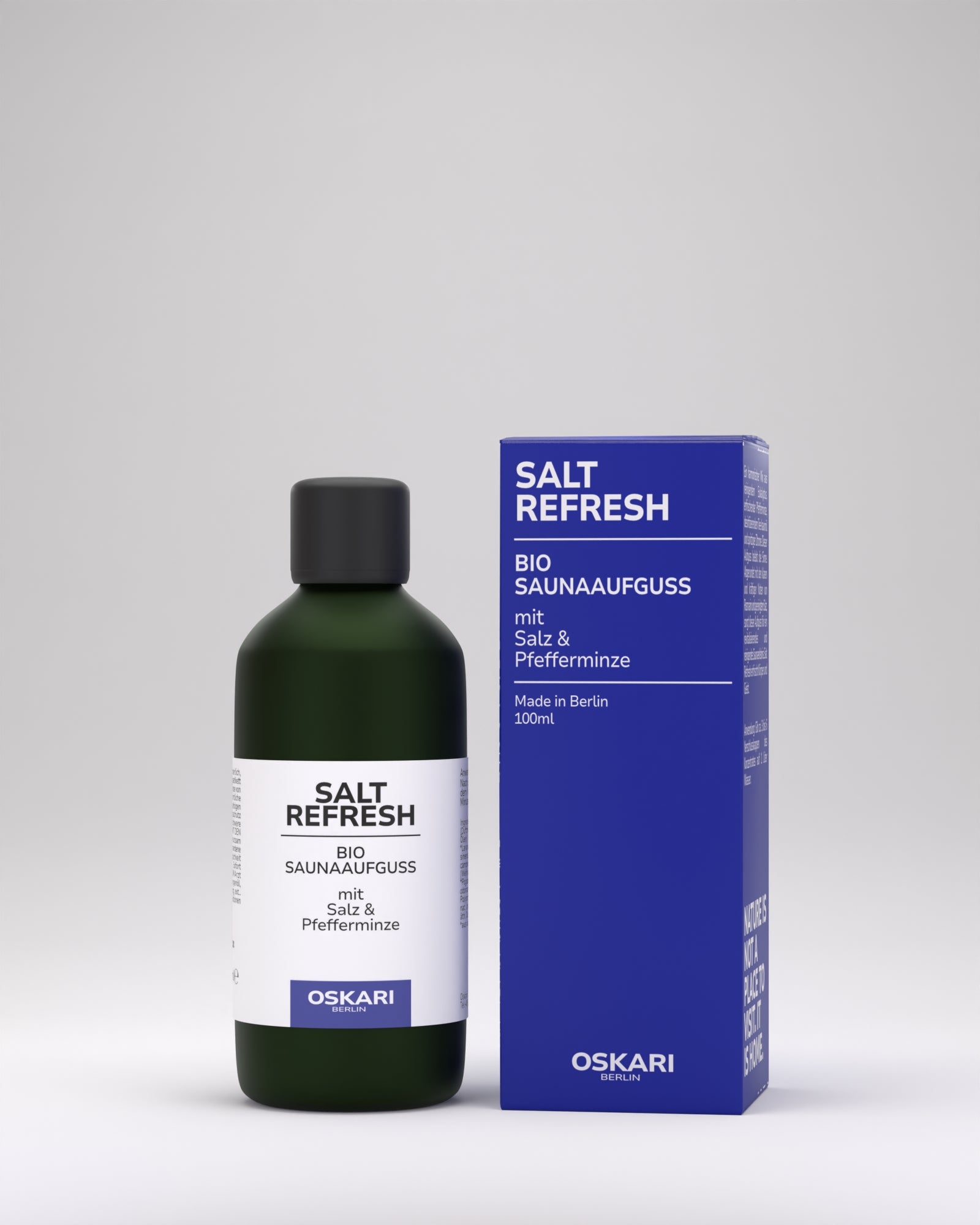 Bio Saunaaufguss Salt Refresh mit Salz in einer grünen Flasche mit blauer Schachtel vor grau-weissem Hintergrund