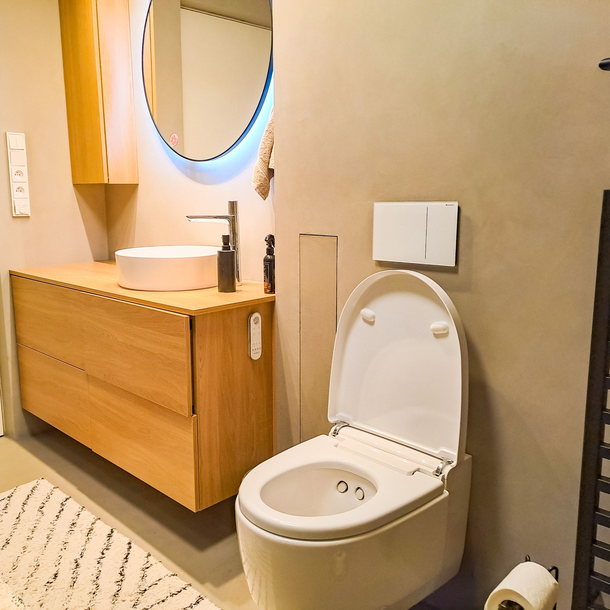 Eine Toilette in einem modernen und sauberen Gäste WC mit angenehmen Duft durch Oskari Toi Drops.