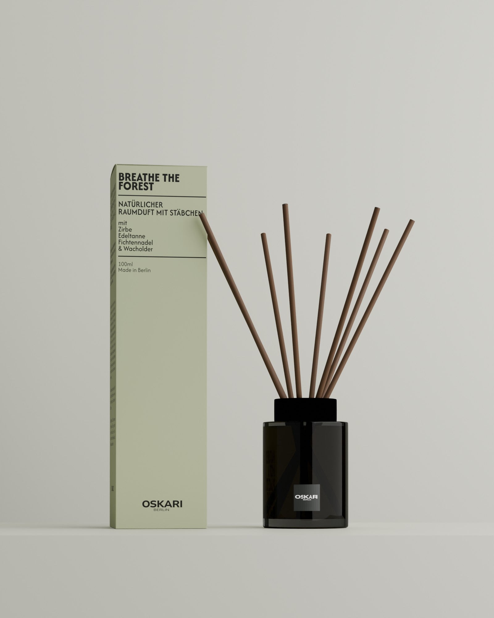Oskari Raumduft mit Stäbchen Breathe the Forest vor hellem Hintergrund mit grüner Schachtel