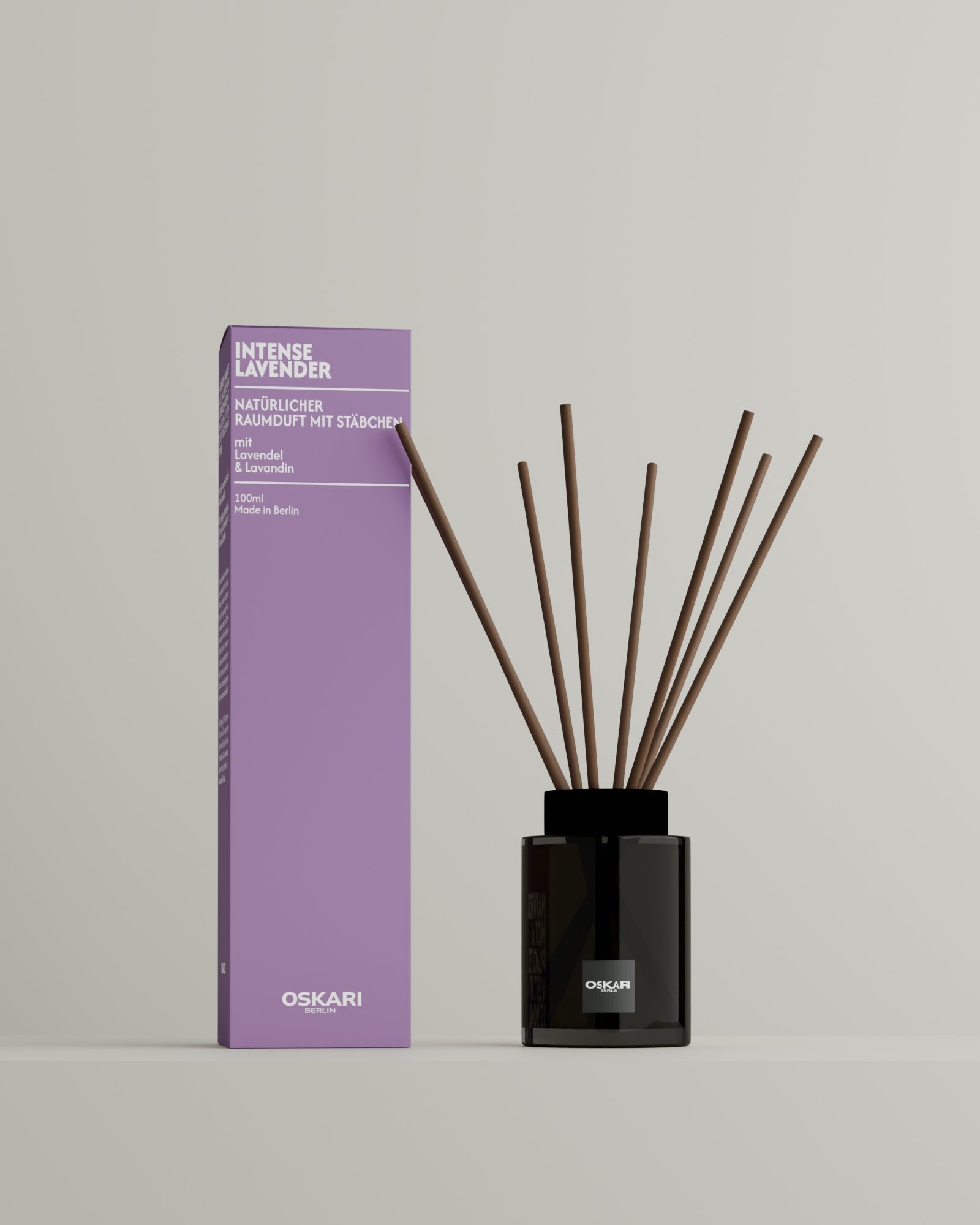 Oskari Raumduft mit Stäbchen Intense Lavender vor hellem Hintergrund mit lavendelfarbener Schachtel