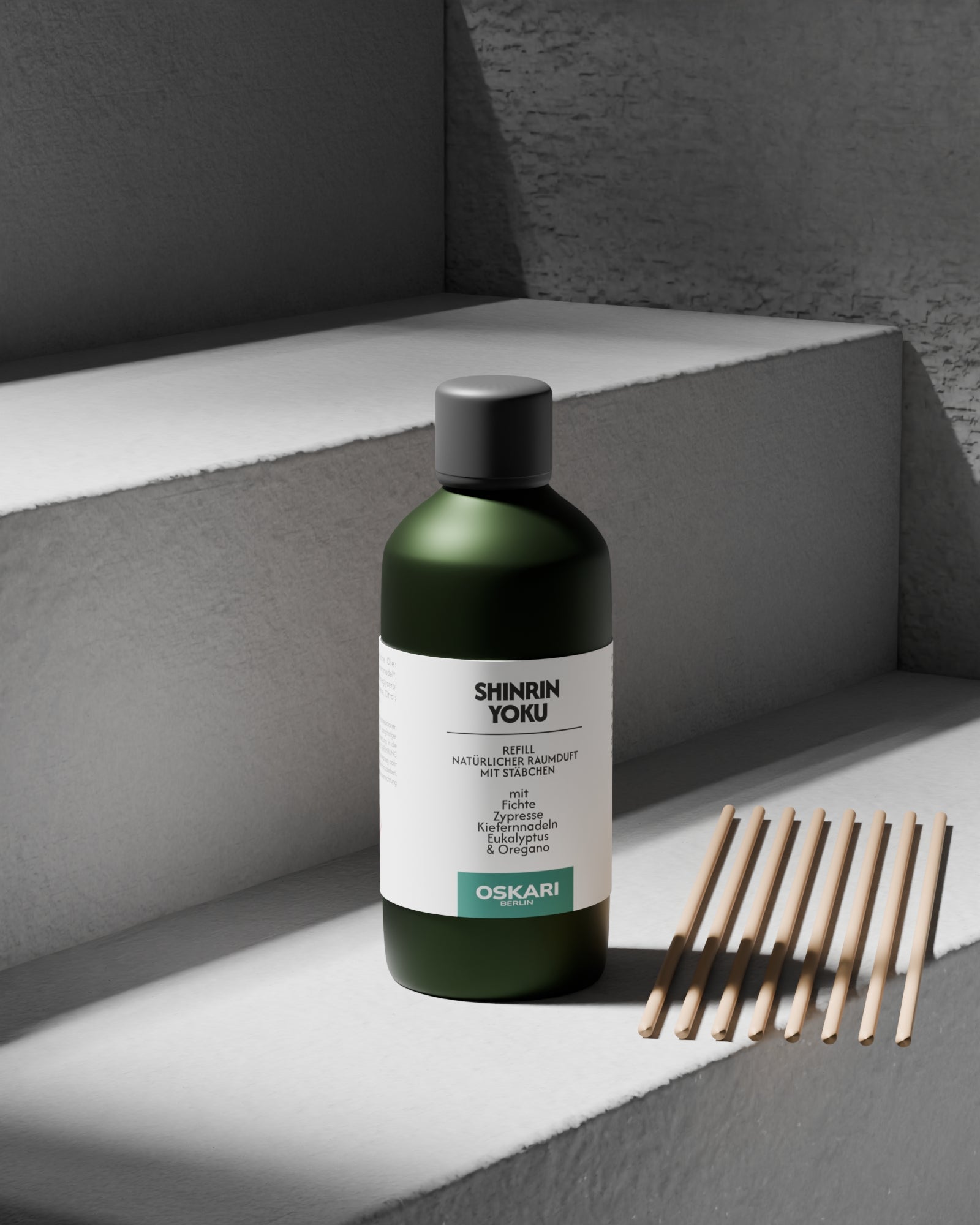 Oskari Raumduft mit Duftstäbchen Refill Set auf einer Treppenstufe aus grauem Beton.