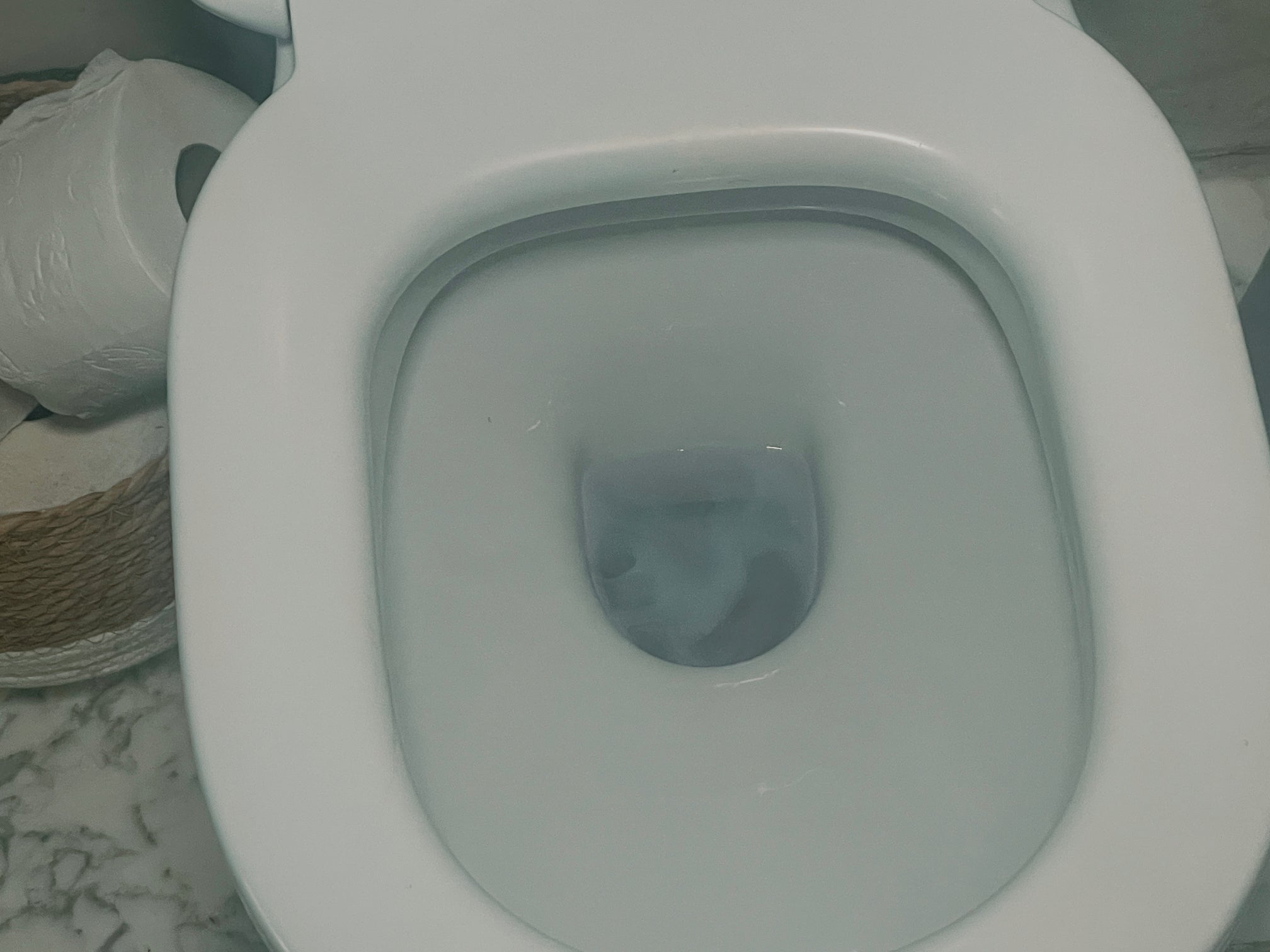 Die Duftbarriere verteilt sich in dem Wasser des geöffneten WC