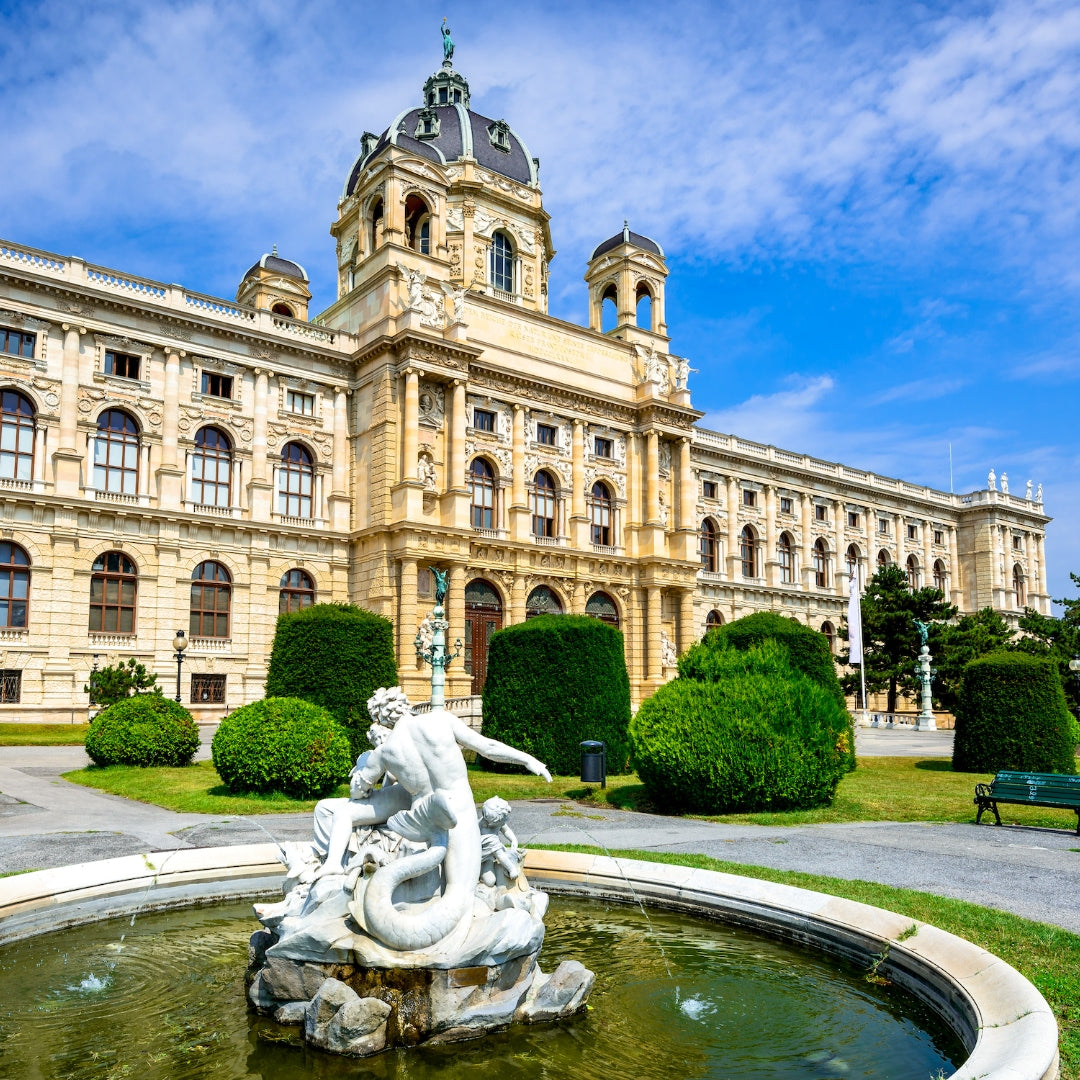 Das Wiener Rathhaus mit Brunnen und sonnigem Wetter