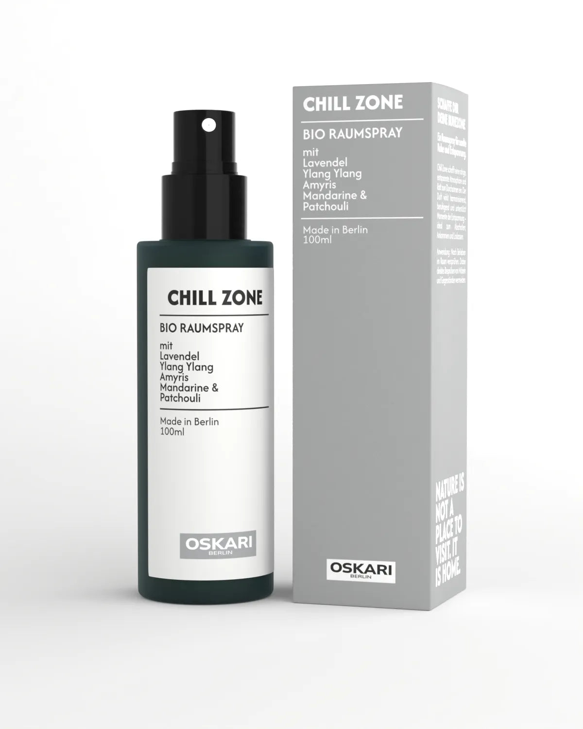 Bio Raumspray Chill Zone von Oskari in grüner Flasche mit Sprayer und grauer Schachtel vor hellem Hintergrund