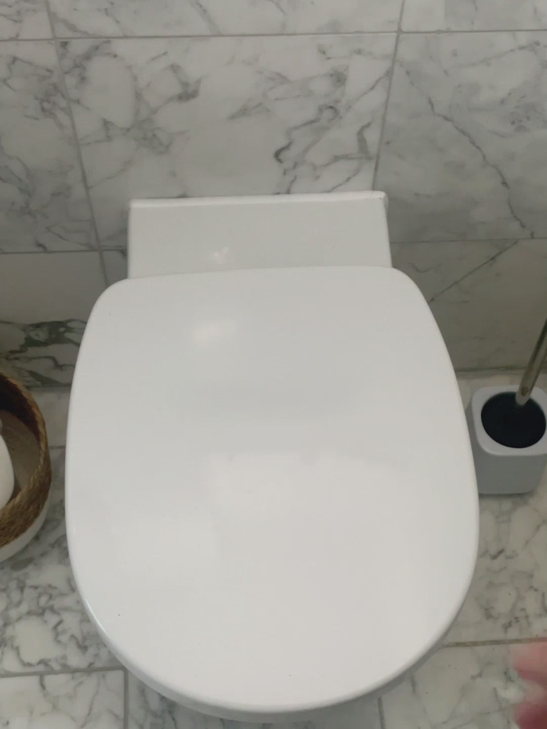 Anwendung der WC Duft Tropfen Toi Drops durch sprühen dieser direkt ins Wasser des WC