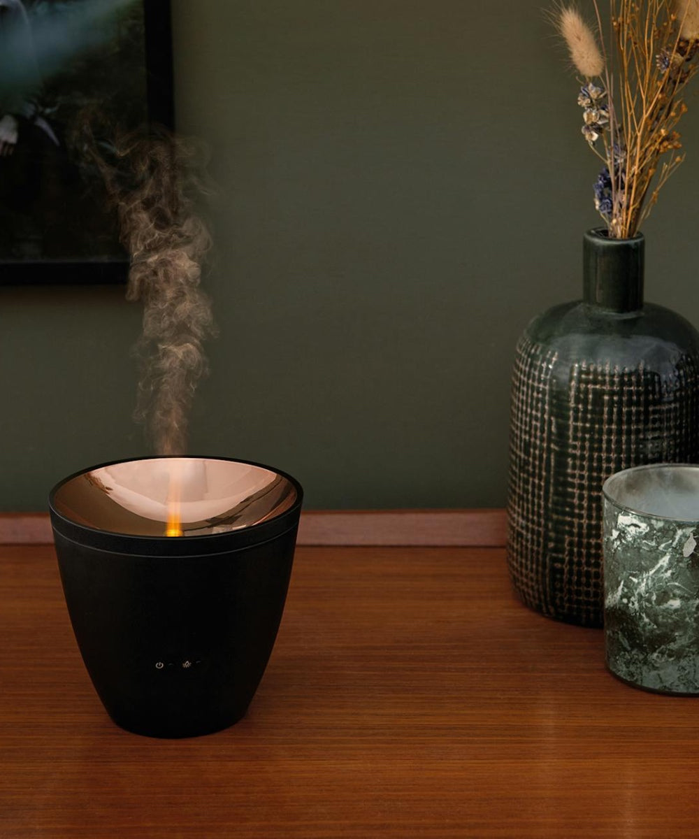 Eleganter schwarzer Raumduft Diffuser im Einsatz