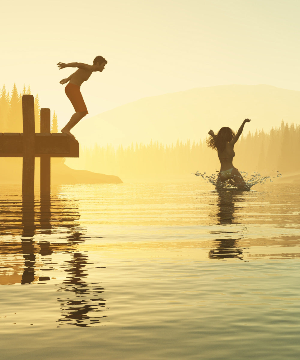 Ein See mit einem Schwimmsteg, einem Jungen und einem Mädchen im Sonnenlicht