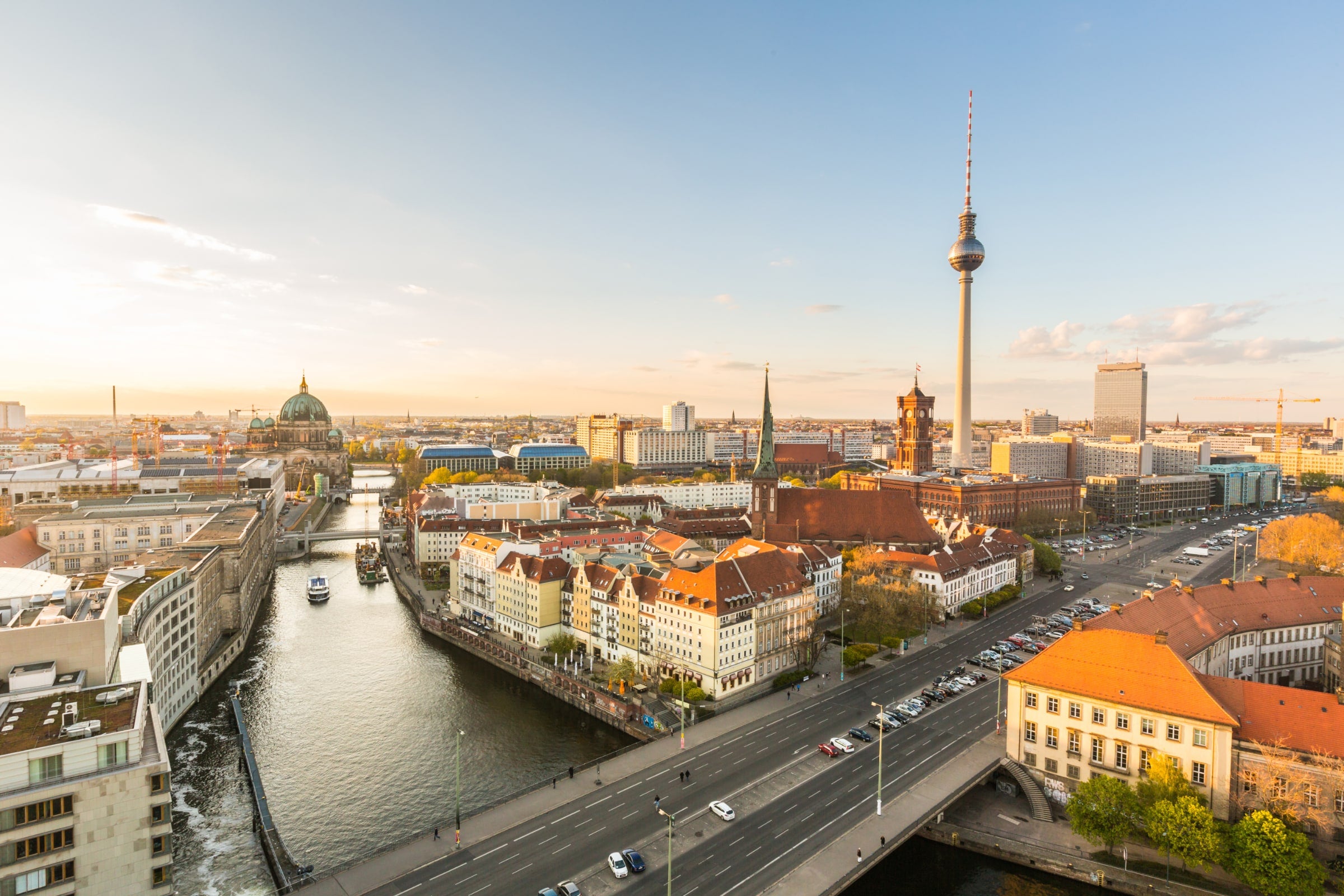 Skyline von Berlin mit Fernsehturm, Dom und Spree