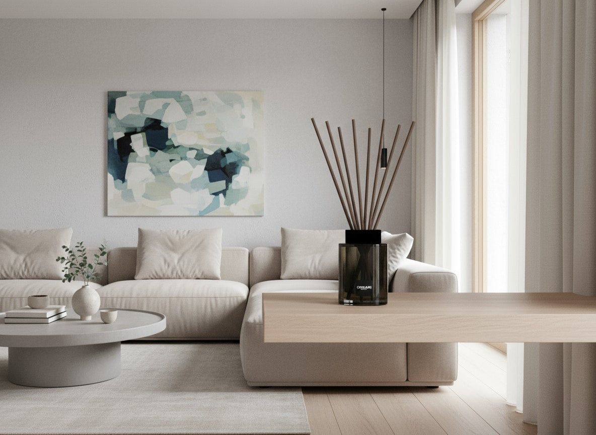 Der Oskari Raumduftflakon für Raumduft mit Stäbchen in einem modernen hellen Wohnzimmer