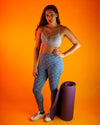 Junge Frau in Yoga-Kleidung und mit Yogamatte