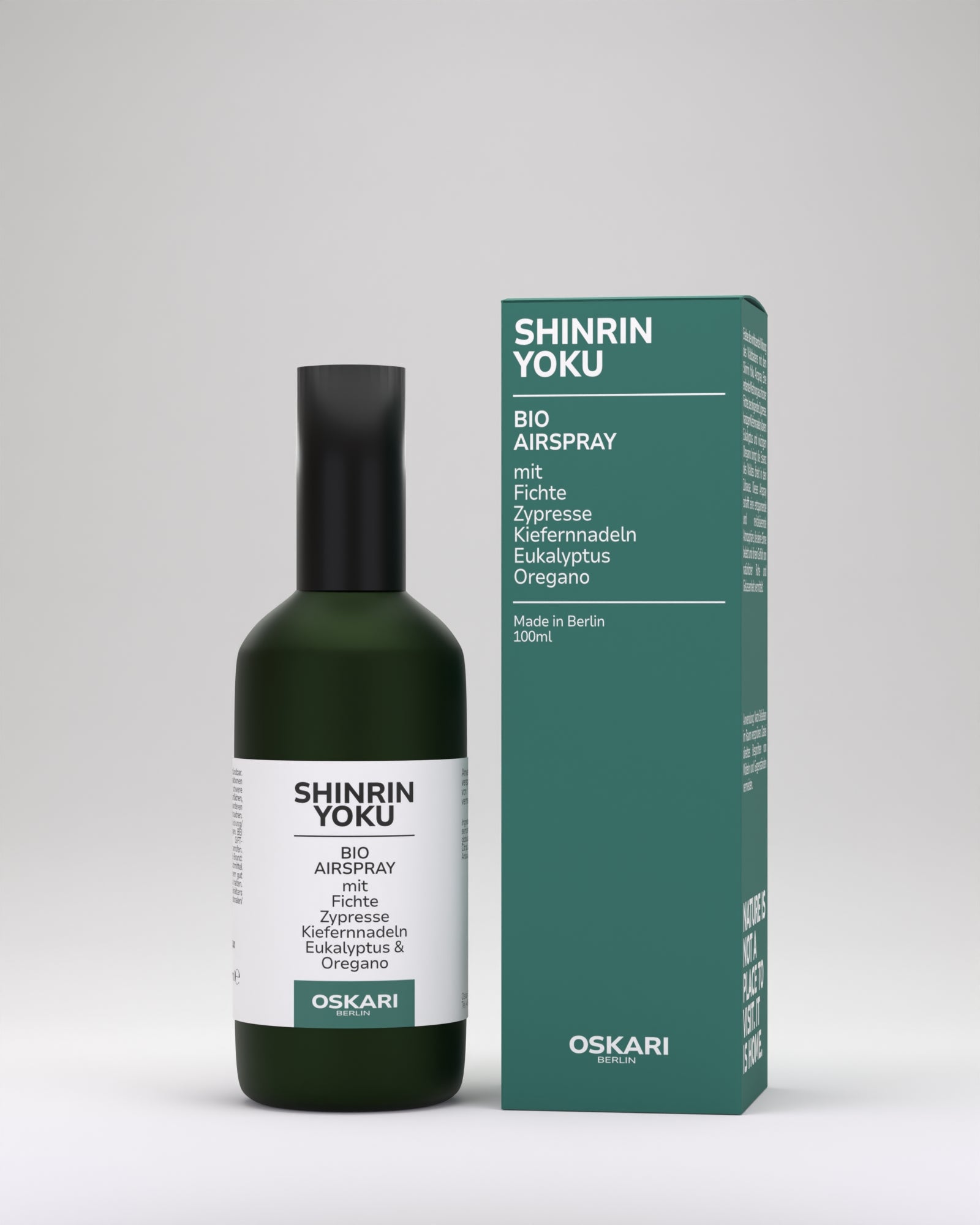 Das Bio Raumspray Shinrin Yoku Waldbaden von Oskari in edler mattgrüner Flasche und dunkelgrüner Schachtel vor hellem Hintergrund