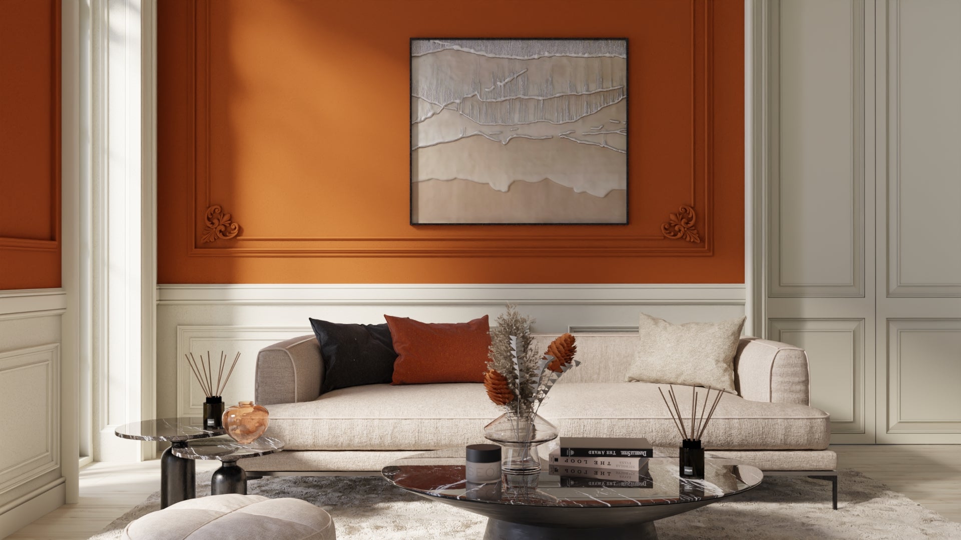 Ein Wohnzimmer in einem Altbau mit heller Couch und Marmortisch mit Oskari Raumduftflakon darauf