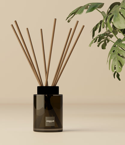 Der Oskari Raumduft mit Stäbchen vor hellem Hintergrund mit 8 Duftstäbchen aus Papier