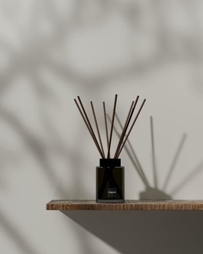 Der neue Oskari Raumduft mit Stäbchen Flakon und Duftstäbchen aus Papier auf einem hölzernen Regal
