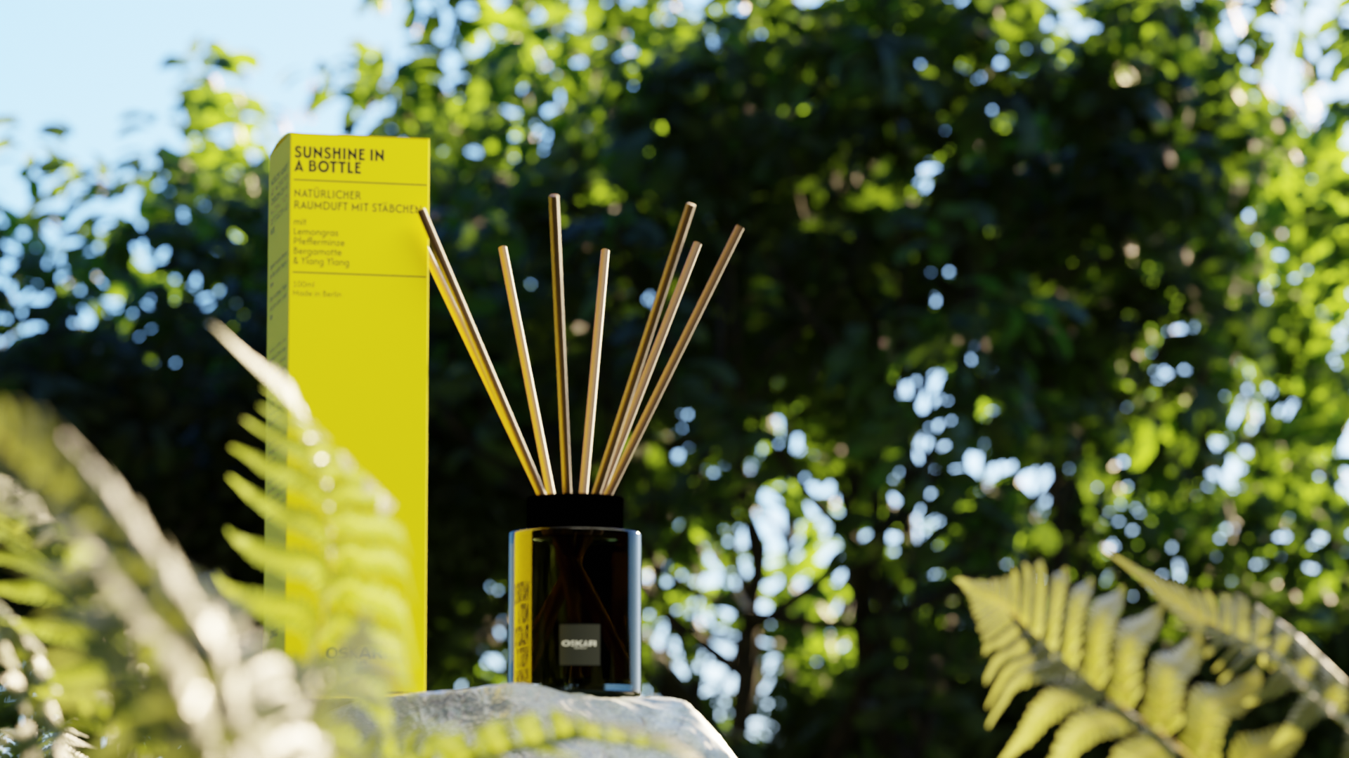 Der sonnig gelbe Raumduft Sunshine in a Bottle auf einem Stein vor grünen Bäumen