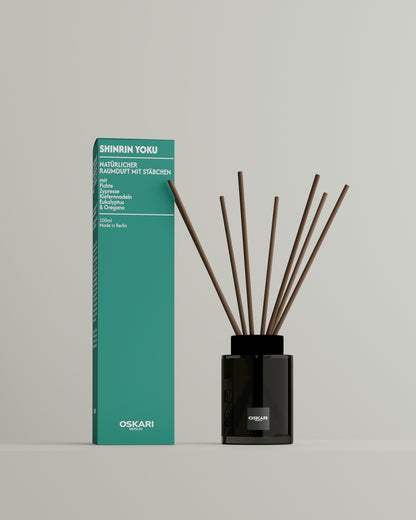 Der neue Oskari Raumduft mit Stäbchen mit grüner Schachtel undDuftstäbchen aus Papier