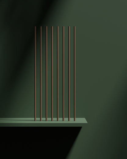 Die Duftstbchen aus nachhaltigem Papier für den Oskari Raumduft vor grünem Hintergrund