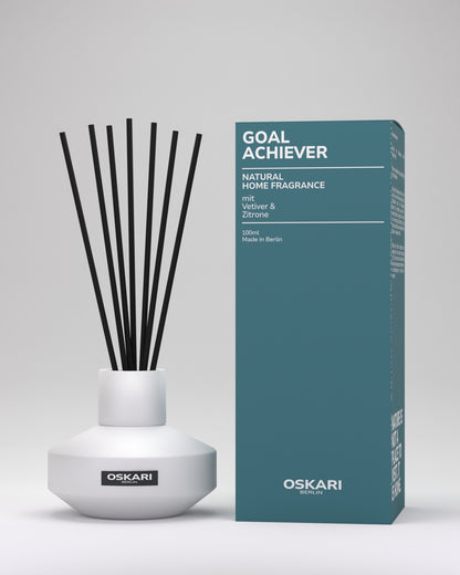 Goal Achiever Raumduft mit Stäbchen von Oskari in einem stylishen Glasflakon und mit Schachtel
