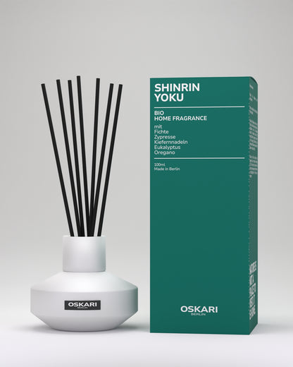 Shinrin Yoku Raumduft mit Stäbchen von Oskari in einem modernen Glasflakon und mit Schachtel