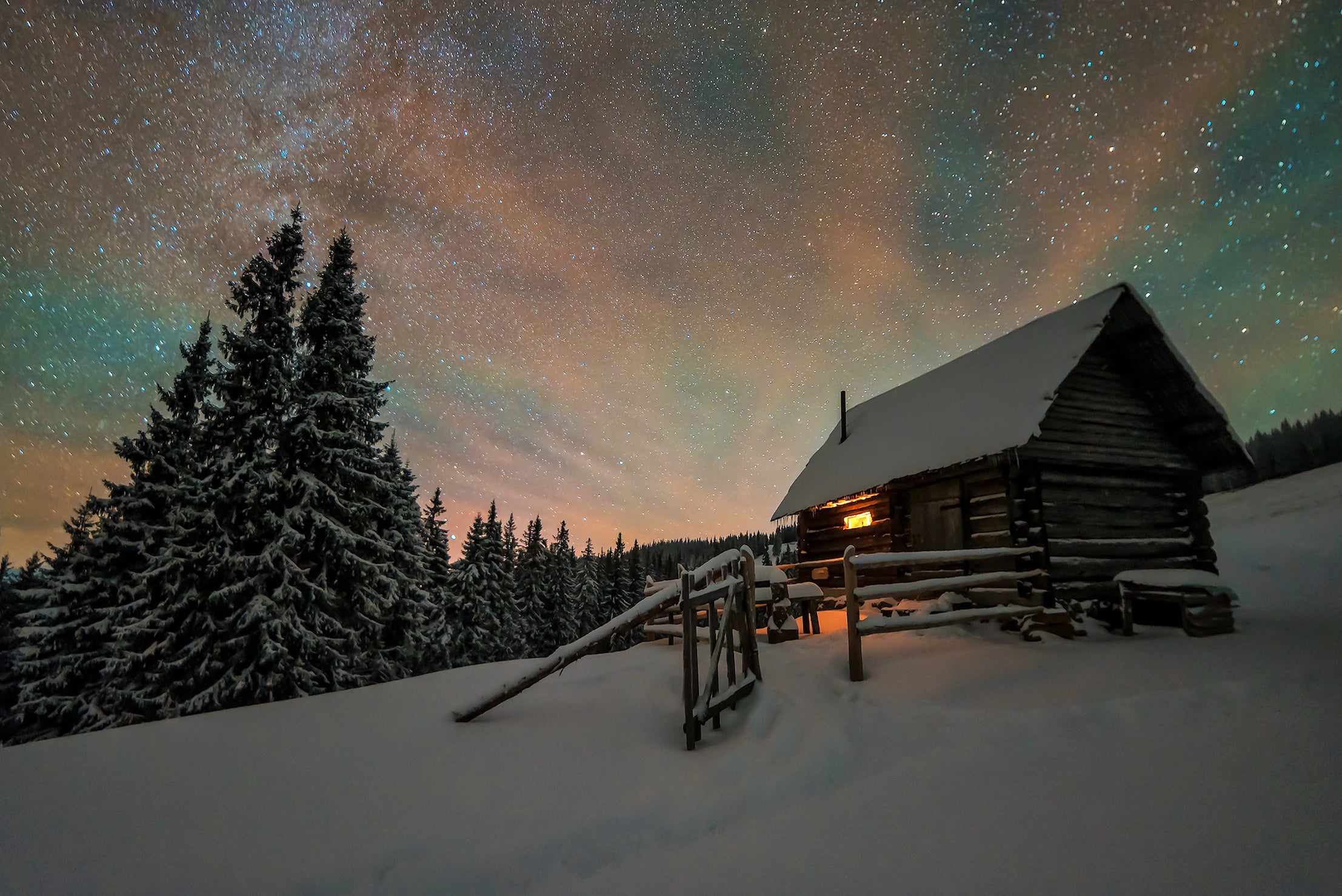 Ein Saunahaus in schneebedeckter Landschaft bei Dämmerung