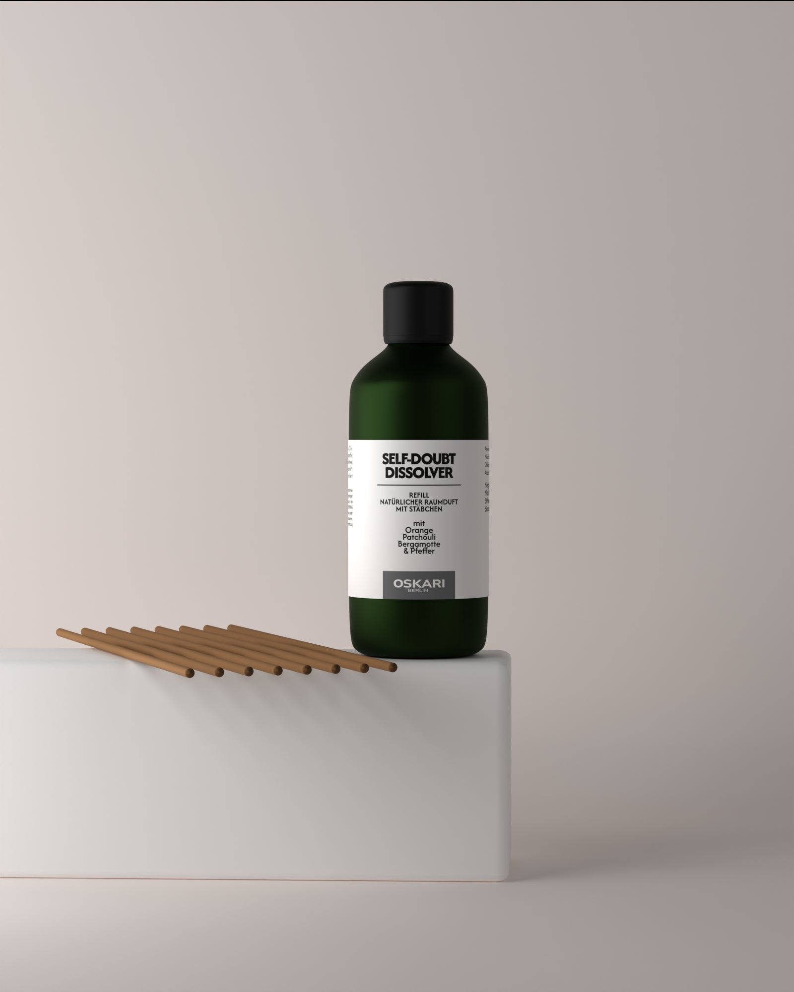 Duftstäbchen aus nachhaltigem Papier liegen neben der Nachfüllflasche für den Raumduft Self-Doubt Dissolver von Oskari