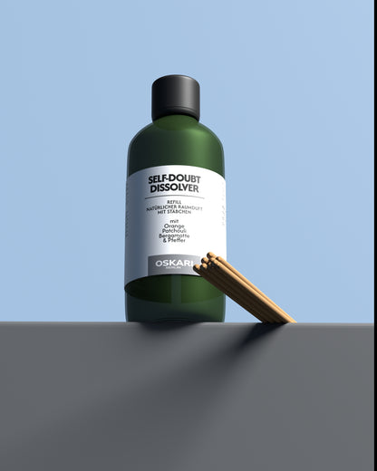 Refill Raumduft mit Duftstäbchen Self-Doubt Dissolver in grüner Fasche mit acht Duftstäbchen aus Papier