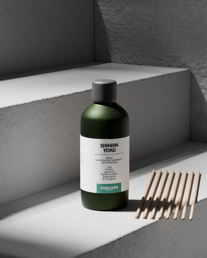 Oskari Raumduft mit Duftstäbchen Refill Set auf einer Treppenstufe aus grauem Beton.