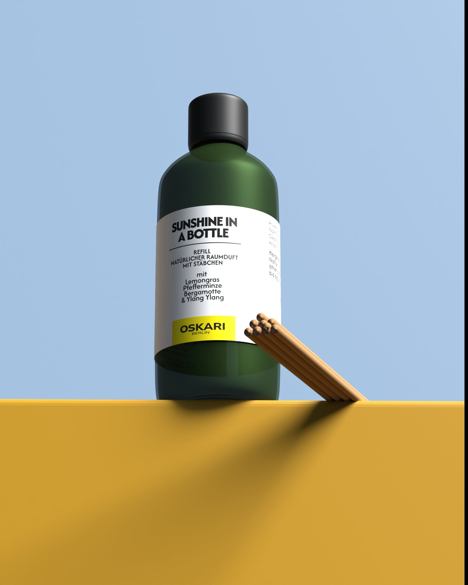 Auf einer warmgelben Anhöhe steht die Nachfüllflasche und die Duftstäbchen des Oskari Raumduftes mit Stäbchen Sunshine in a Bottle