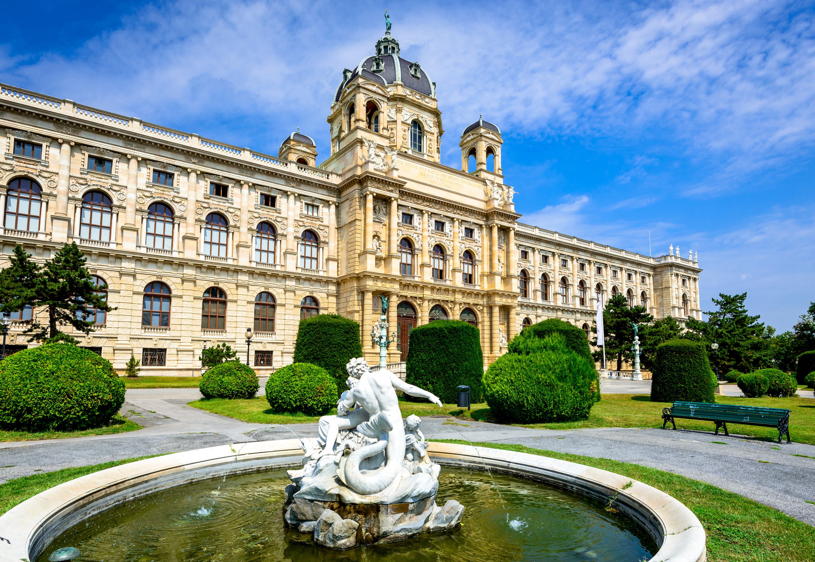 Wien Rathaus bei schönem Wetter