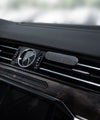 Autoduft Diffuser von Oskari befestigt an einer eleganten Lüftungseinrichtung eines teuren Autos