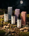 Das Oskari Bio Kissenspray Bundle Loved by Night vor de dunklen Nachthimmel fotografiert.
