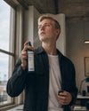 Home Office Bio Raumspray von Oskari im Einsatz im Home Office eines jungen Mannes