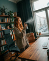 Eine Frau versprüht in ihrem Home Office das Bio Raumspray Home Office von Oskari