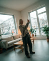 Junge Frau sprüht das Bio Raumspray Shinrin Yoku in ihr Wohnzimmer