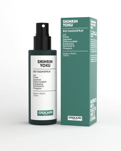 Das Bio Raumspray Shinrin Yoku Waldbaden von Oskari in edler mattgrüner Flasche und dunkelgrüner Schachtel vor hellem Hintergrund