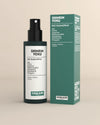 Das Bio Raumspray Shinrin Yoku Waldbaden von Oskari in edler mattgrüner Flasche und dunkelgrüner Schachtel vor hellem Hintergrund