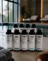 Das Bio Saunaaufguss Bestseller Bundle vor einem Spa-Schwimmbecken auf einer Holzunterlage